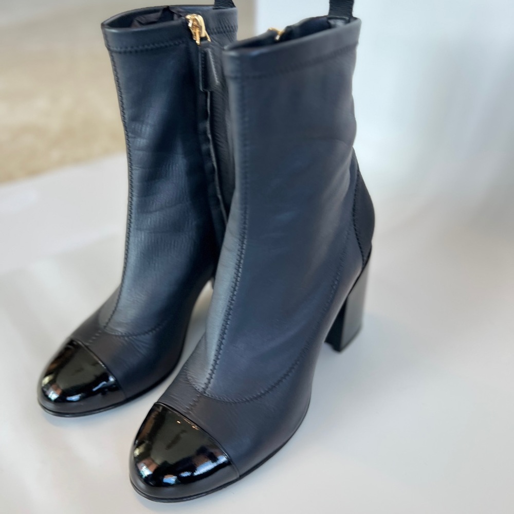 CHANEL boots in size EU 41/US10. Would also fit someone who is a size EU40/US9